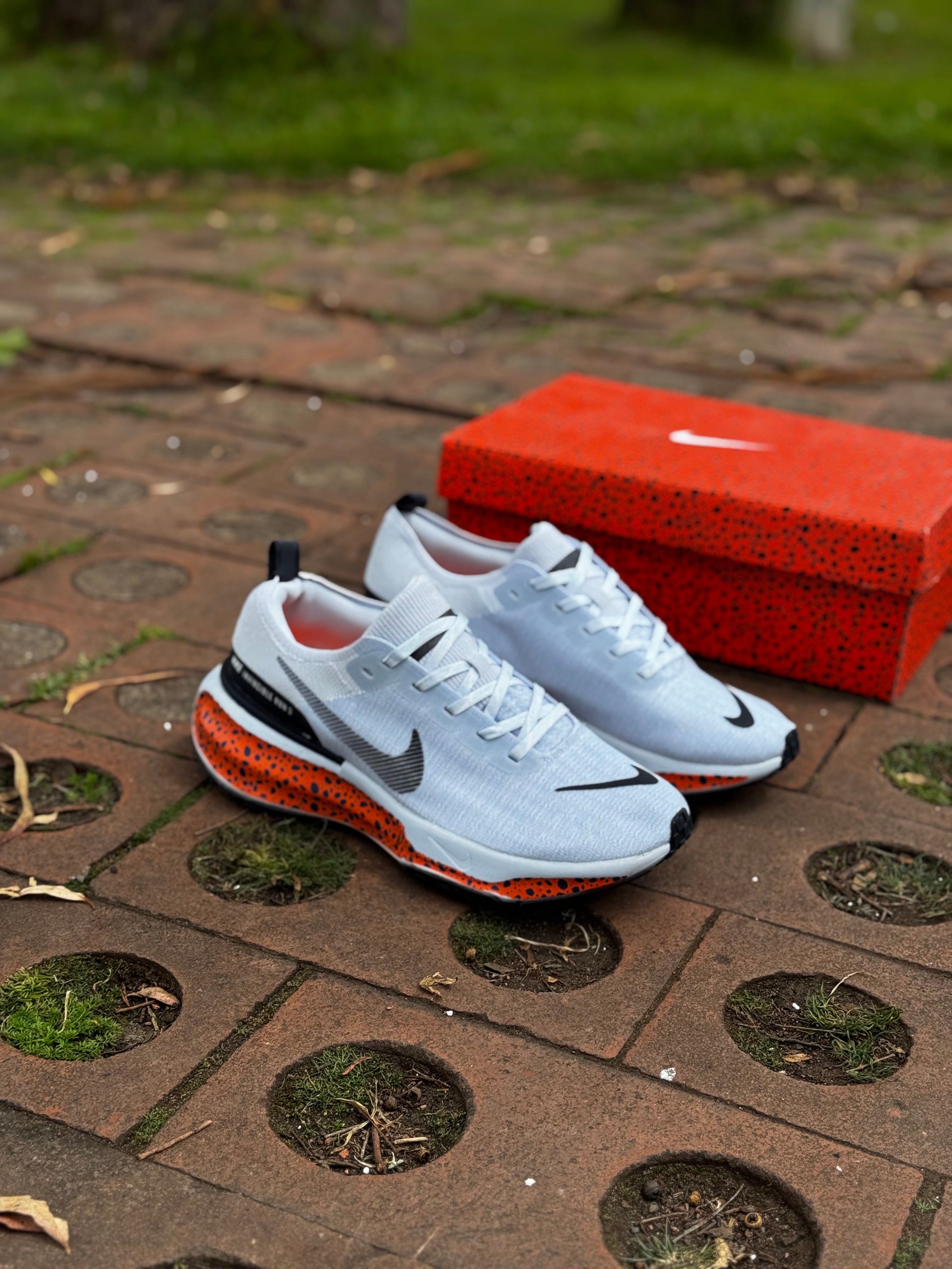 NIKE INVINCIBLE ELECTRIC