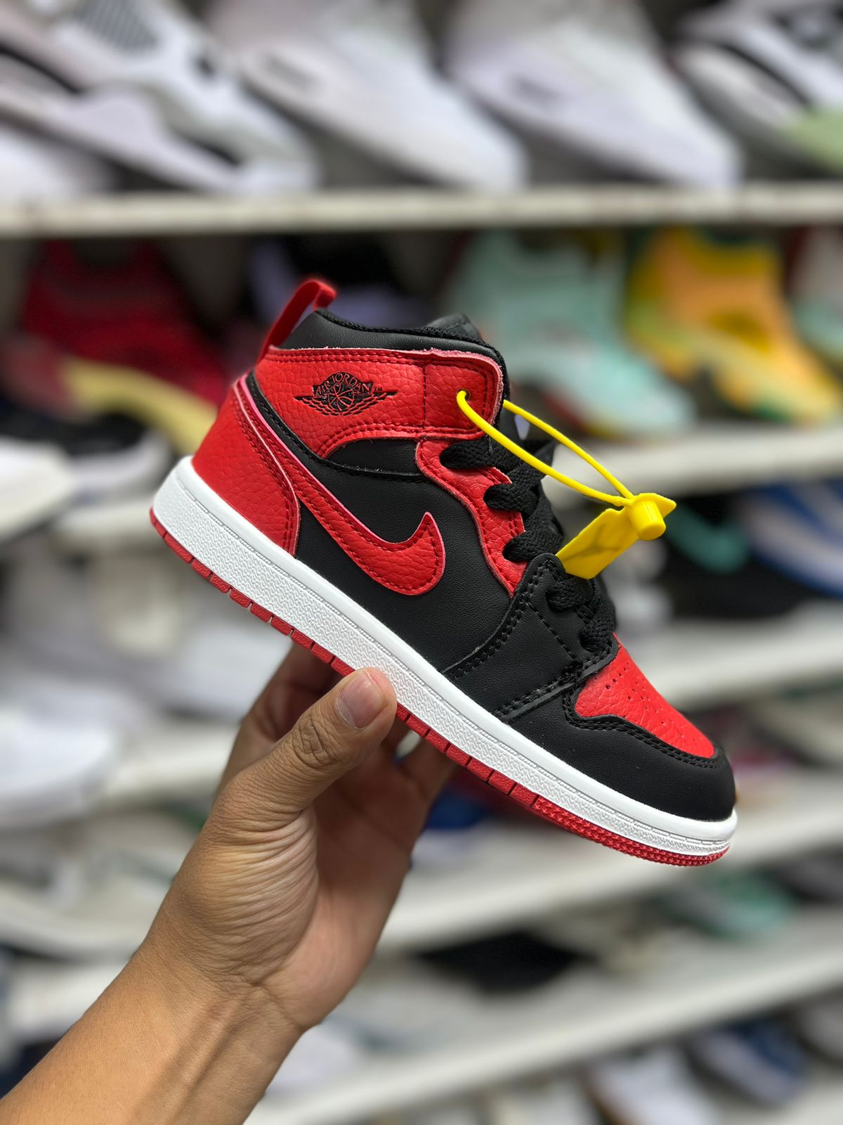 JORDAN AIR RETRO 1 -  ROJO / NEGRO