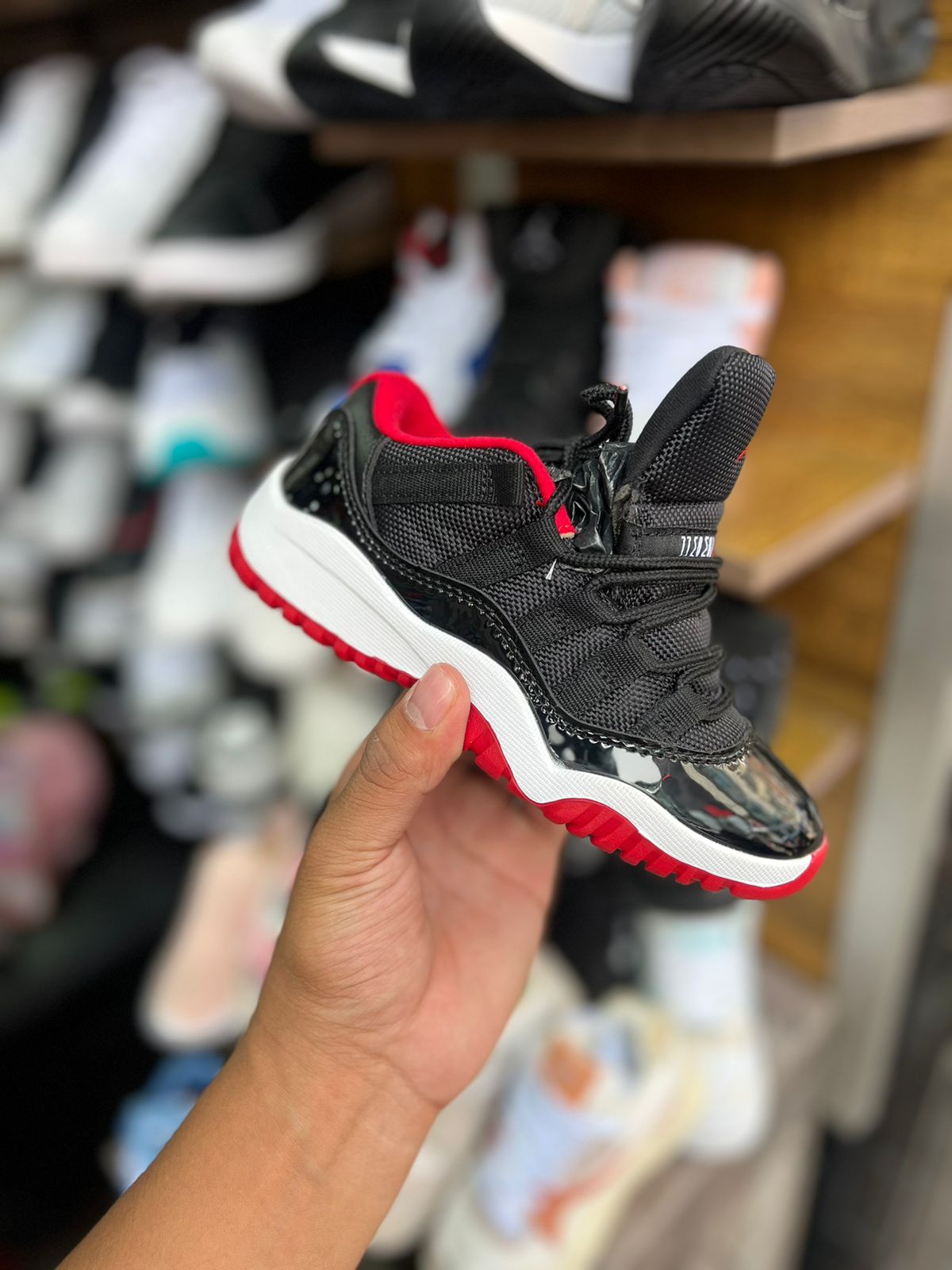 JORDAN RETRO 13 - NGRO / ROJO