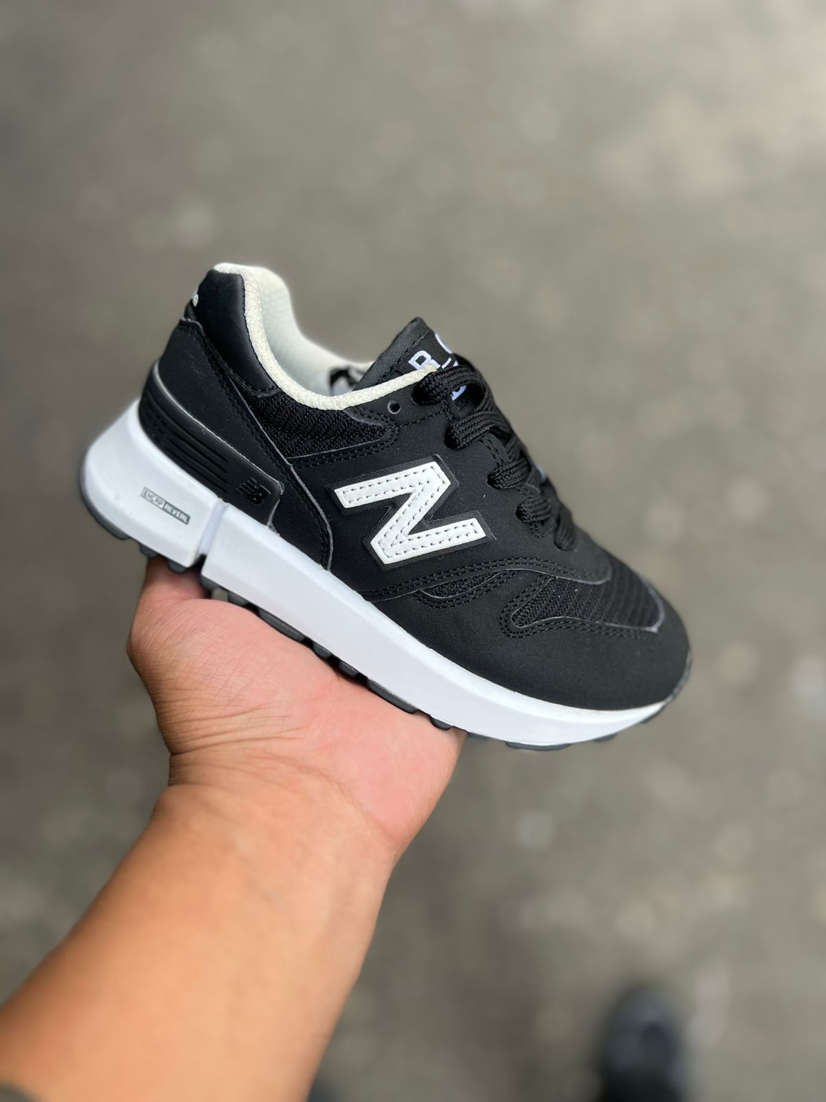 NEW BALANCE - NEGRO / BLANCO