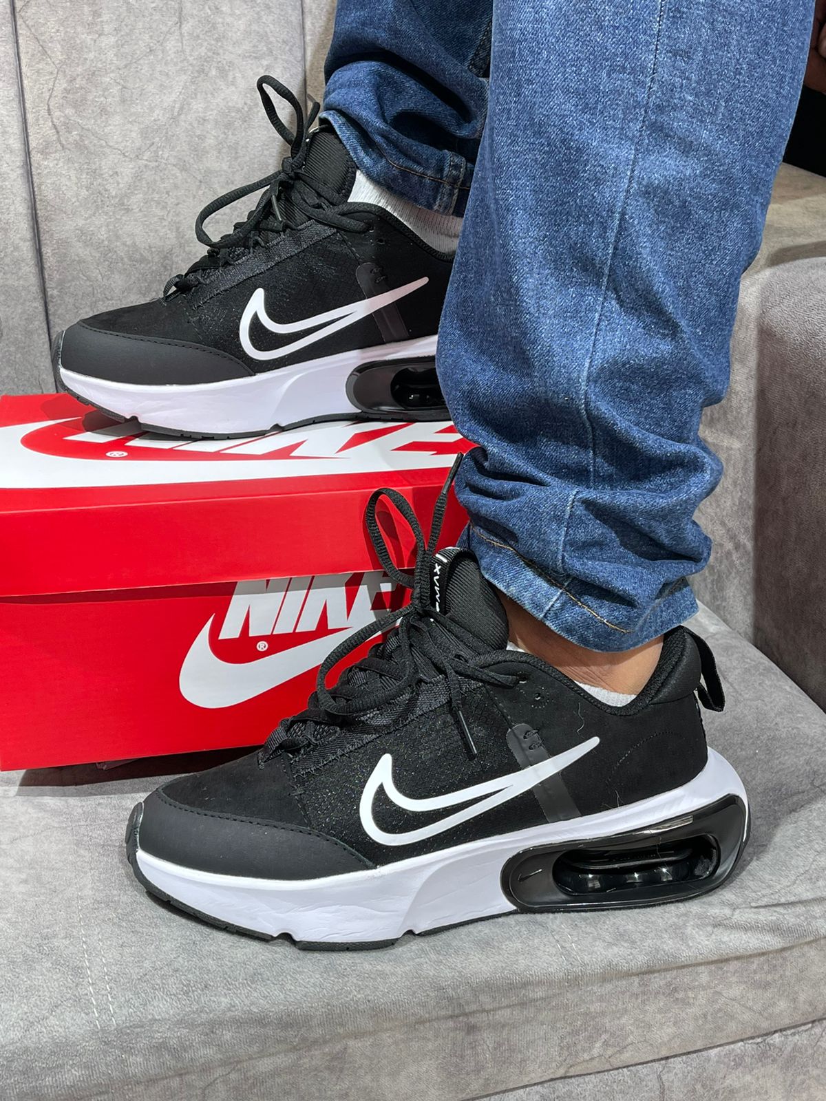 NIKE AIR MAX INTERLOCK