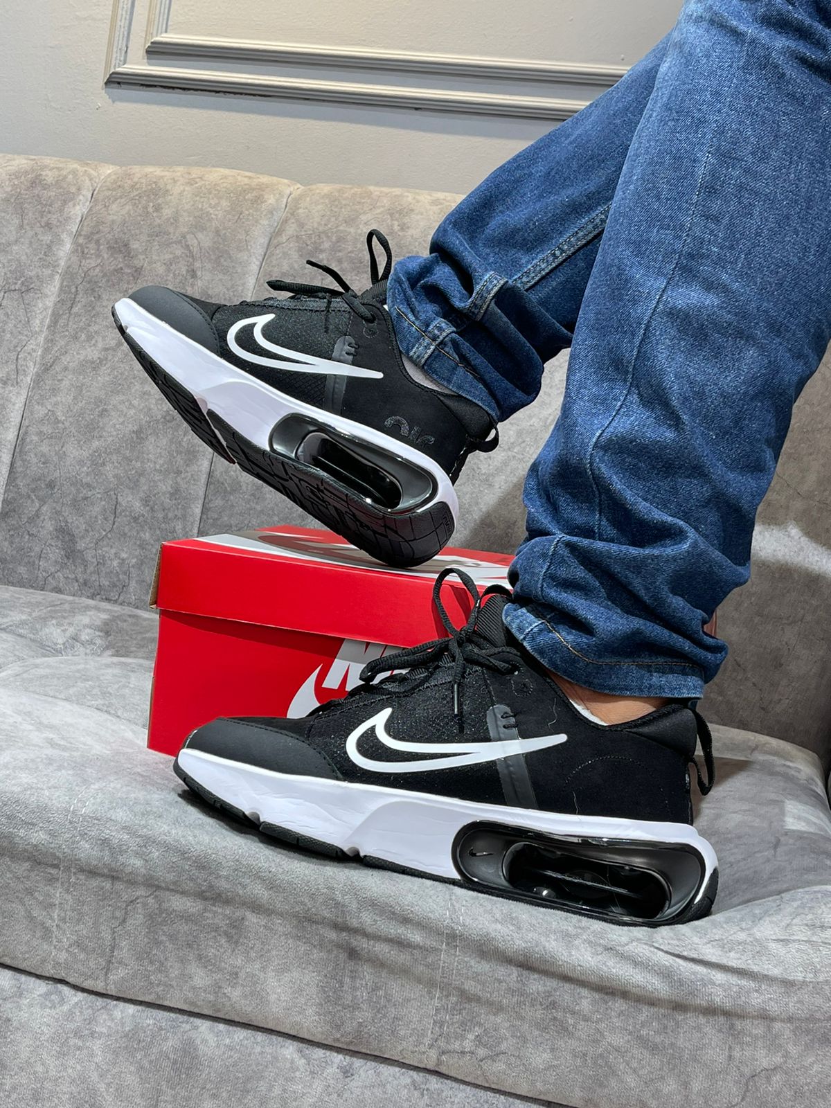NIKE AIR MAX INTERLOCK
