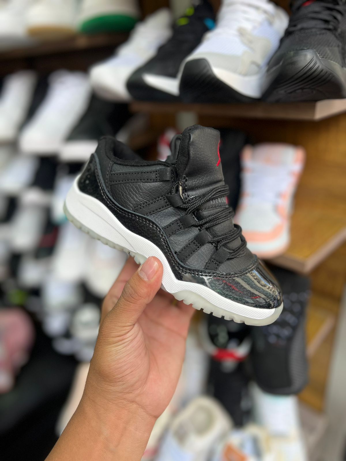 JORDAN RETRO 13 - NEGRO / BLANCO